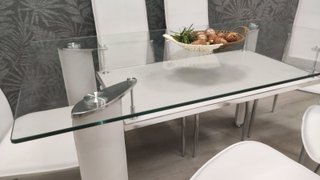 Mesa de cristal y 6 sillas blancas
