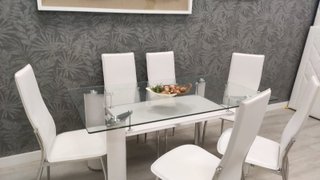 Mesa de cristal y 6 sillas blancas