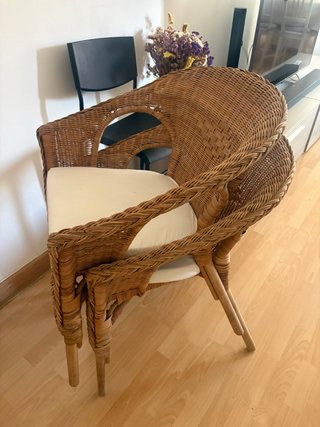 Sillas de mimbre y madera color beige