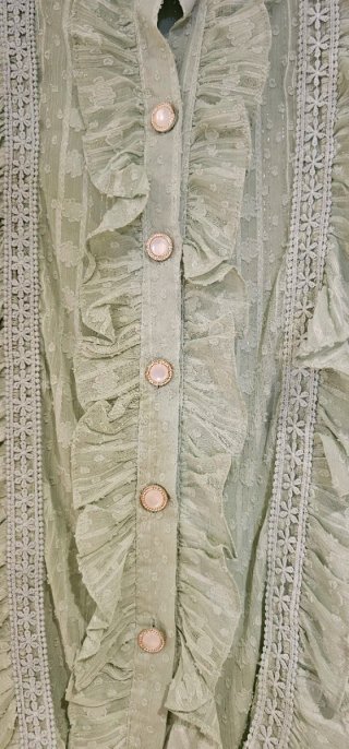 Blusa verde volantes. Talla S. Sin estrenar
