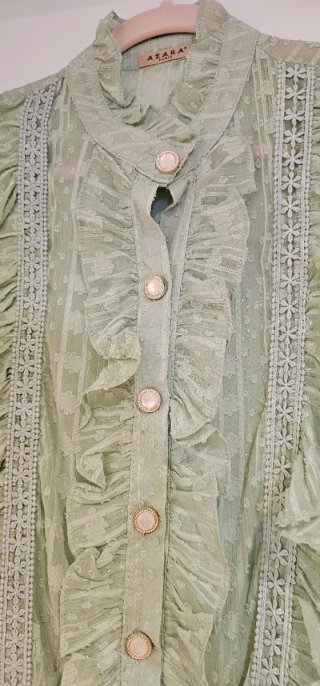 Blusa verde volantes. Talla S. Sin estrenar