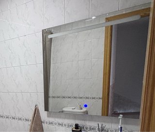 Espejo con LED y detalle roto