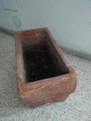 Jardinera de barro rectangular