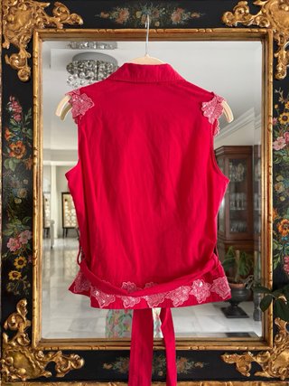 Blusa cruzada con adorno de encaje y lentejuelas