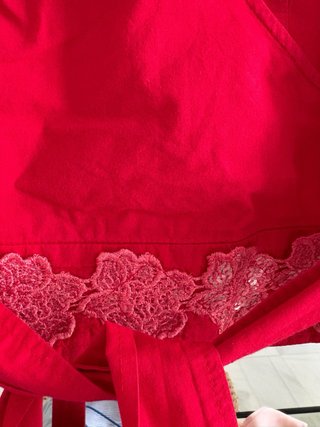 Blusa cruzada con adorno de encaje y lentejuelas