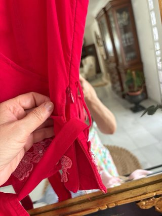 Blusa cruzada con adorno de encaje y lentejuelas