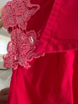 Blusa cruzada con adorno de encaje y lentejuelas