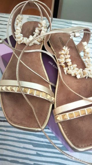 Sandalias planas doradas con pedrería