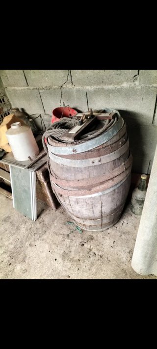 Barril de madera con aros metálicos