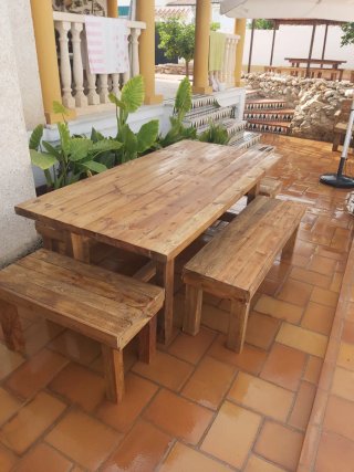 Mesa de madera rústica exterior e interior