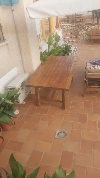 Mesa de madera rústica exterior e interior