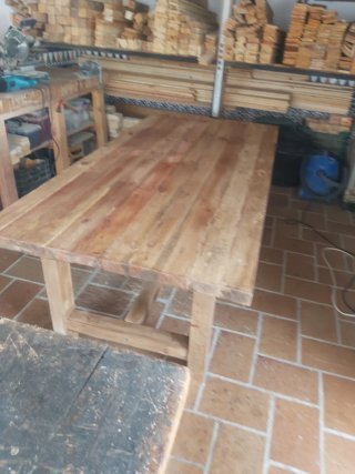 Mesa de madera rústica exterior e interior