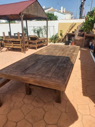 Mesa de madera rústica exterior e interior