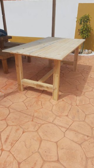 Mesa de madera rústica exterior e interior