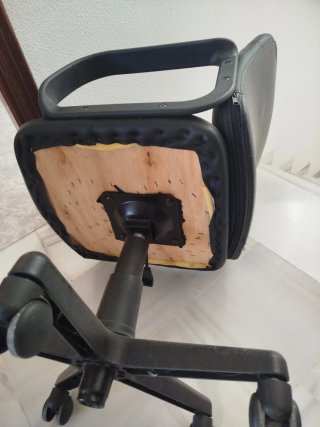 Silla de oficina negra con ruedas