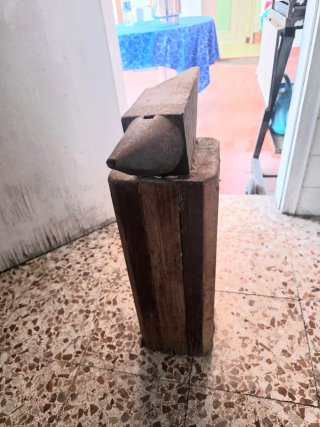 Yunque antiguo de madera