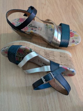 Sandalias cuña Anton floral azul y plata