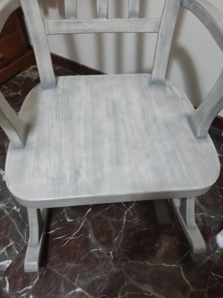 Mecedora de madera estilo rústico