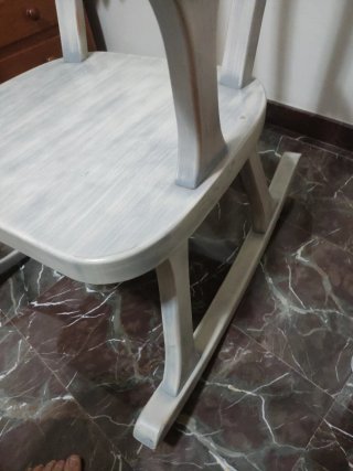 Mecedora de madera estilo rústico