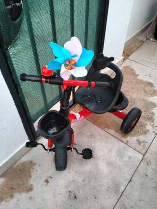 Triciclo infantil rojo con cestas
