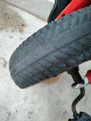 Triciclo infantil rojo con cestas