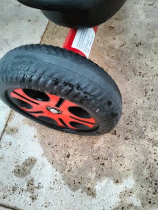 Triciclo infantil rojo con cestas