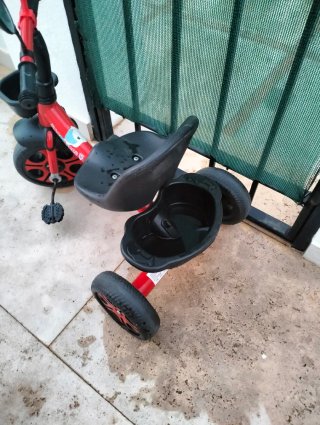 Triciclo infantil rojo con cestas