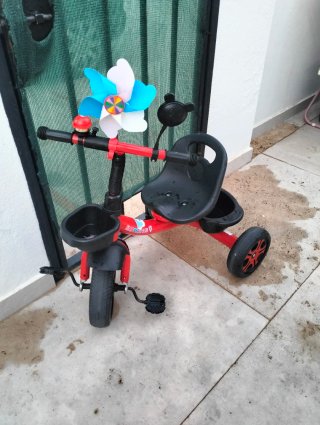 Triciclo infantil rojo con cestas