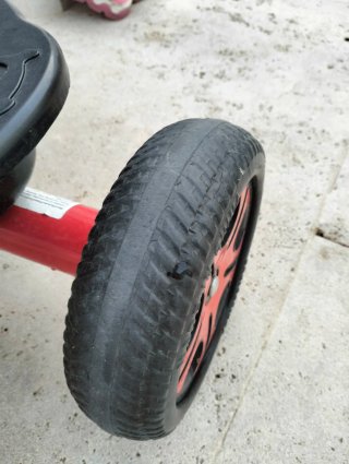 Triciclo infantil rojo con cestas