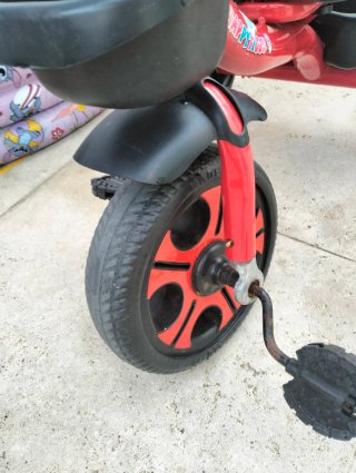 Triciclo infantil rojo con cestas