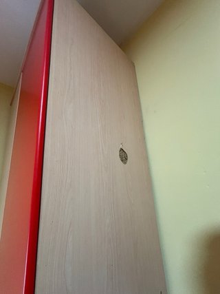 Armario 4 puertas beige y rojo