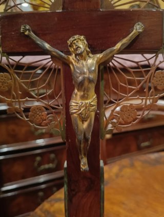 Antico crocifisso in legno e metallo