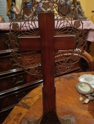Antico crocifisso in legno e metallo