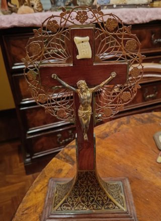 Antico crocifisso in legno e metallo