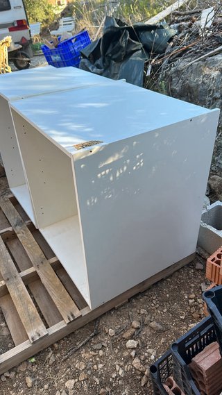 Muebles de cocina blancos sin uso