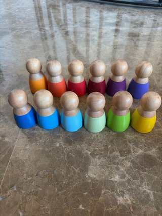 Muñecos de madera de colores montessori