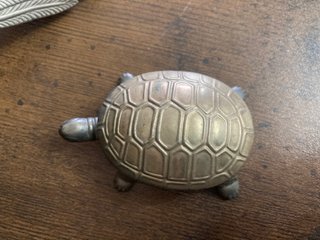 Figuras de tortuga de metal
