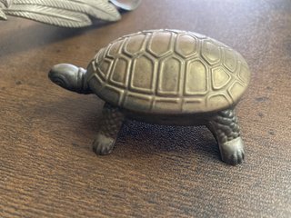 Figuras de tortuga de metal
