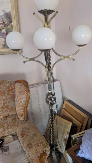 Lámpara de pie estilo vintage. está en tarrega