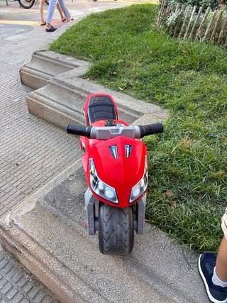 Moto de juguete roja para bebé