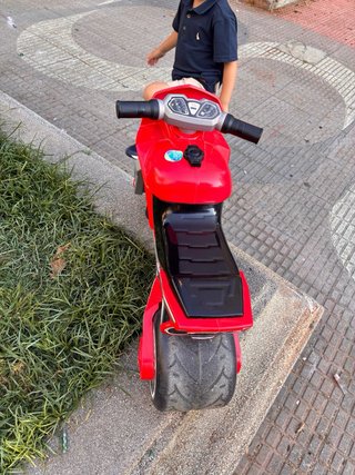 Moto de juguete roja para bebé