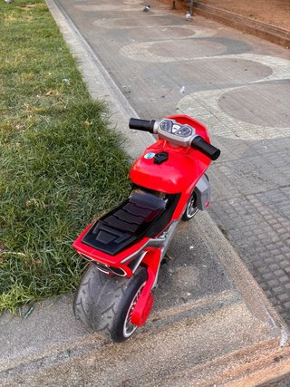 Moto de juguete roja para bebé
