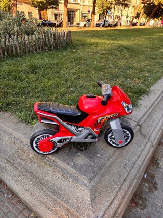 Moto de juguete roja para bebé
