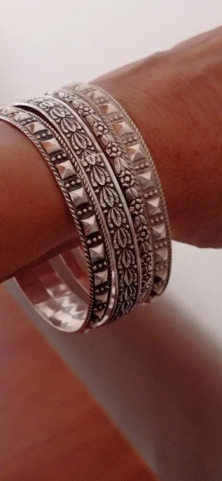 Pulseras antiguas de plata.