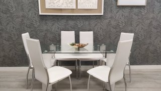 Mesa de comedor de cristal con 6 sillas blancas