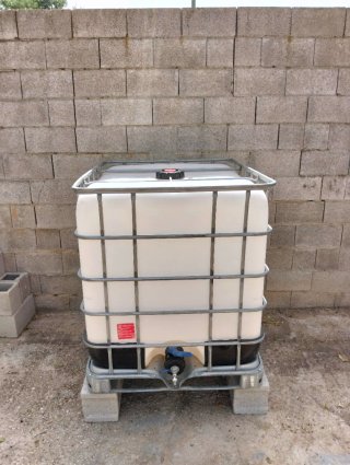 Depósito agua 1000L IBC con jaula.
