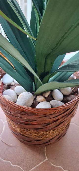 Planta artificial con flores blancas