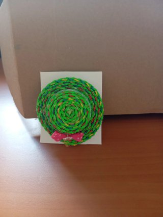 Complementos niña: sombrero verde y lazo rosa
