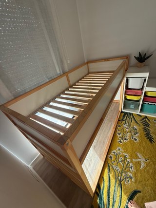 Cama alta o baja de madera Ikea (reversible).