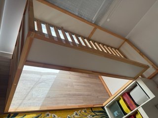 Cama alta o baja de madera Ikea (reversible).